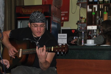 Богдан Каленіченко ("Новий день") перебирає акорди