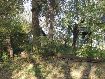 Одна з розвалених хатин