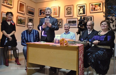 У президії виступає художник Анатолій Риженко