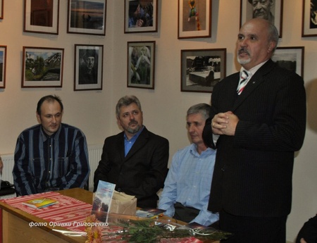 У президії виступає Декан Філологічного факультету Ніжинського державного університету ім.М.Гоголя Олександр Забарний