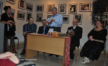 У президії сам Євген Постульга читає свої вірші