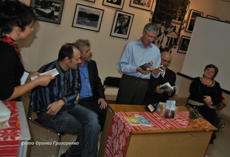 Презентація збірки "Калинове сонце" і Євген Постульга, що читає з неї вірші